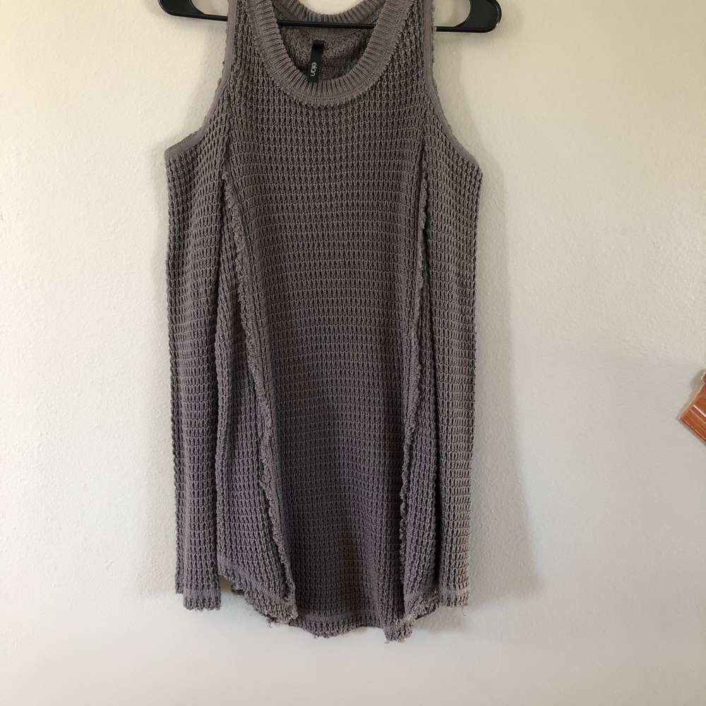 Elan Cold Shoulder Top - Picture 2 of 5